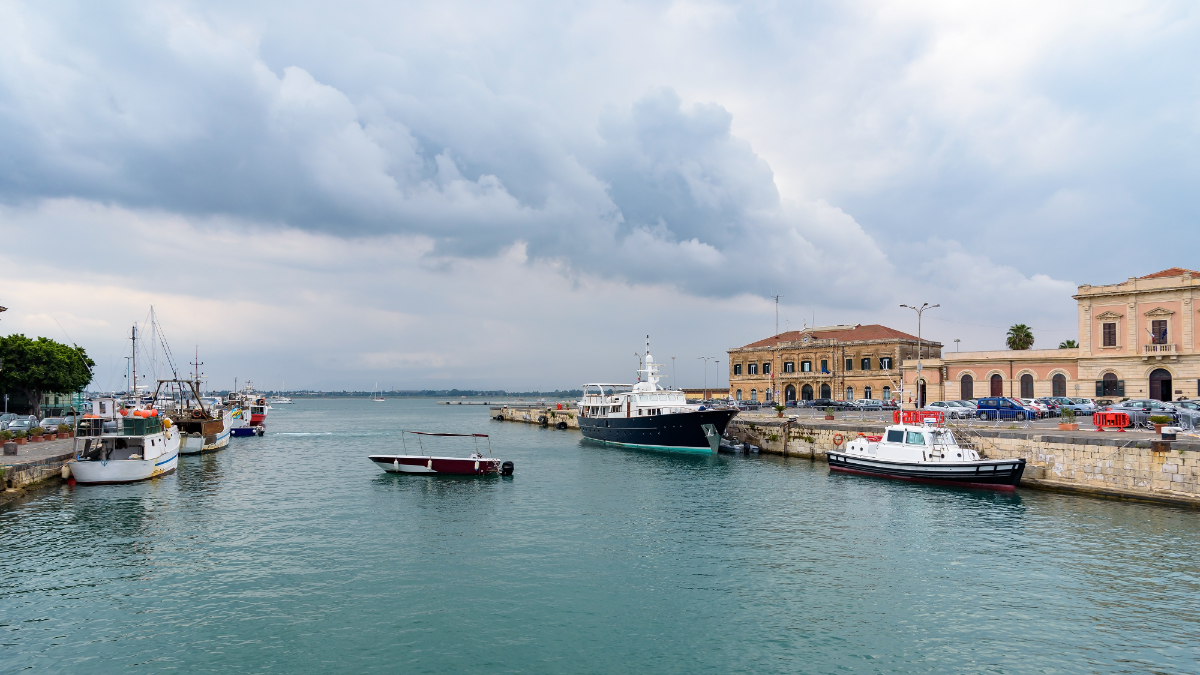 Veduta porto di Siracusa zona Ortigia, Sicilia